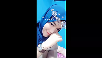 Puteri Indonesia Menunjukkan Gerakan Tarian Seksi Di Live Stream