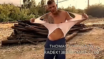 Thomas J Tira A Roupa Até O Osso